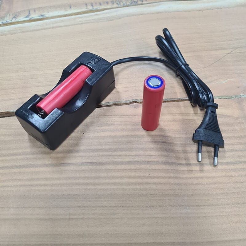 oplader met 18650 flat top batterij (speciaal geschikt voor pard)