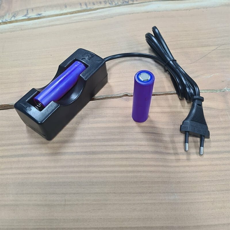 oplader met 18650 button top batterij